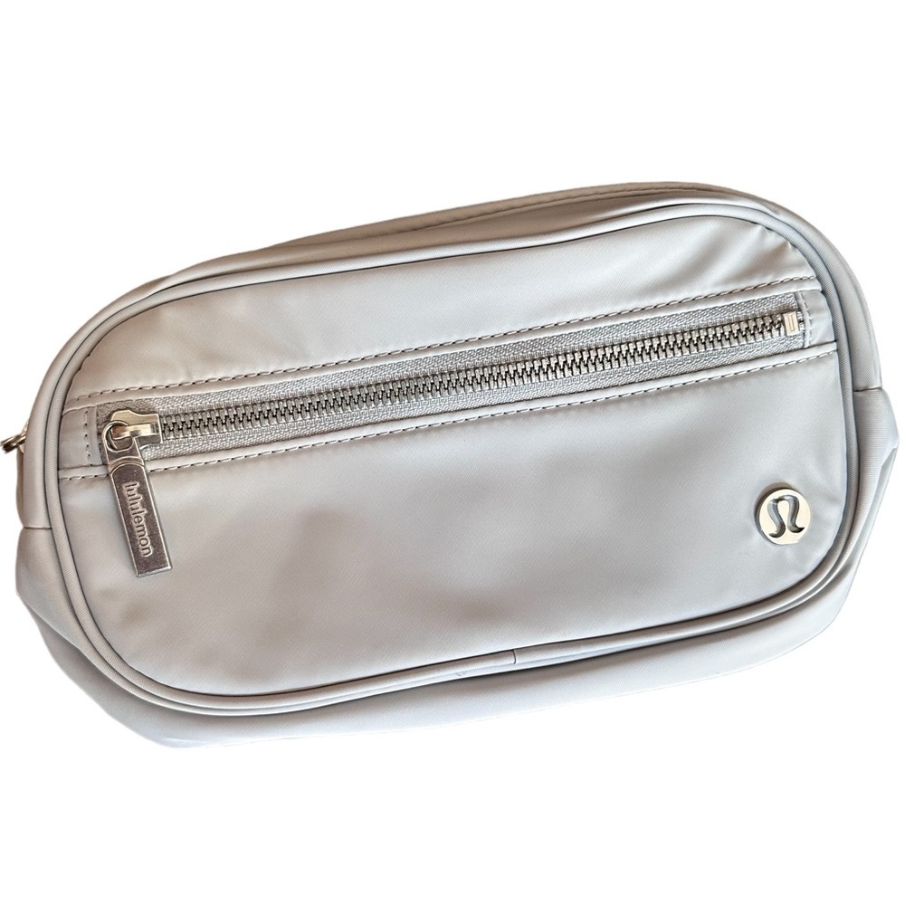 Lululemon Silver Wanderlust Belt Bag - NWOT - Picture 4 of 15